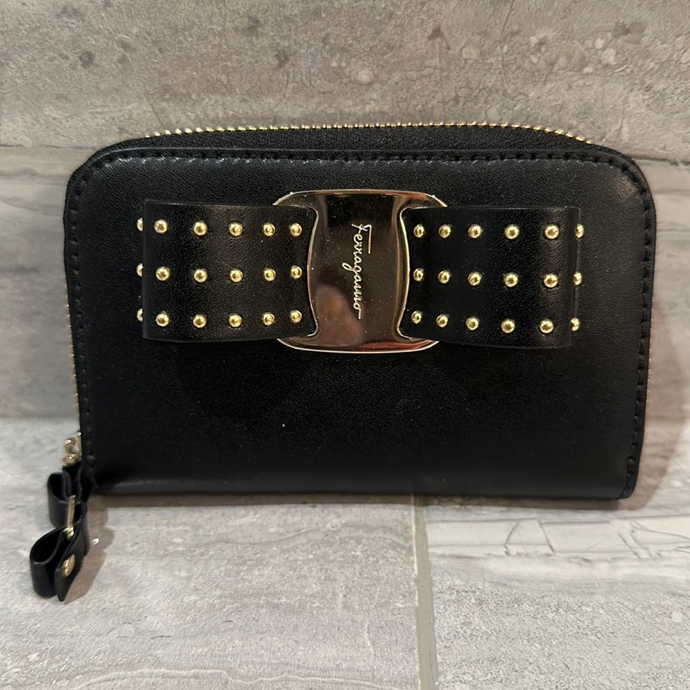 FERRAGAMO Vara Studded Leather Bow Compact Zipped Wallet